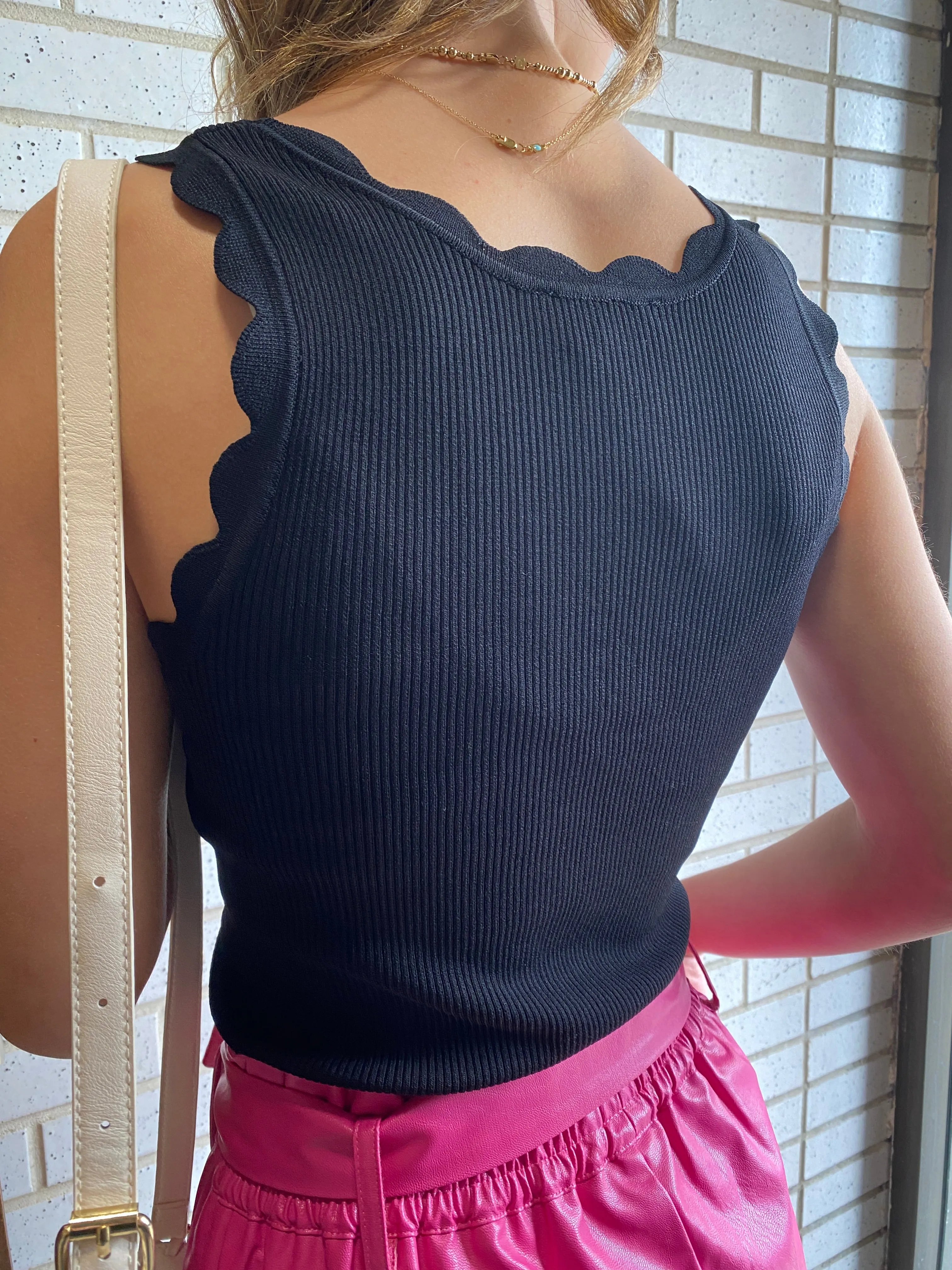 BLACK SCALLOPED RIBBED TANK TOP