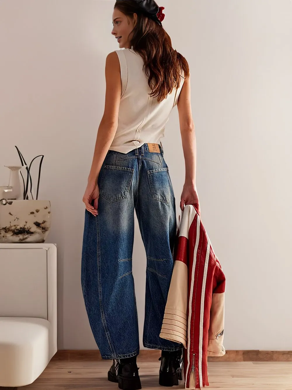 Casual and trendy mid-rise tube jeans