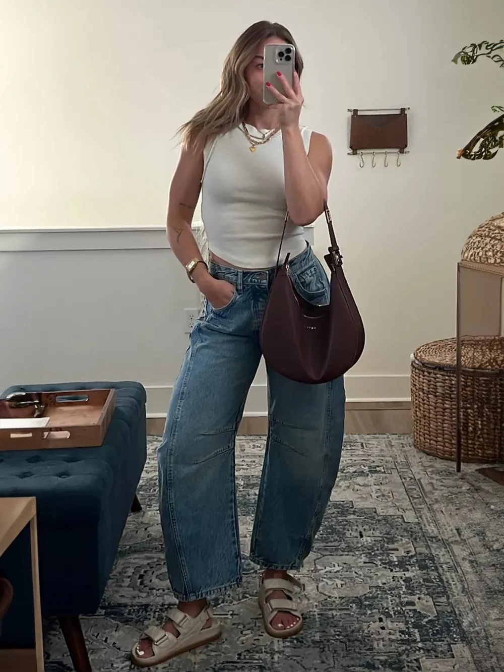 Casual and trendy mid-rise tube jeans