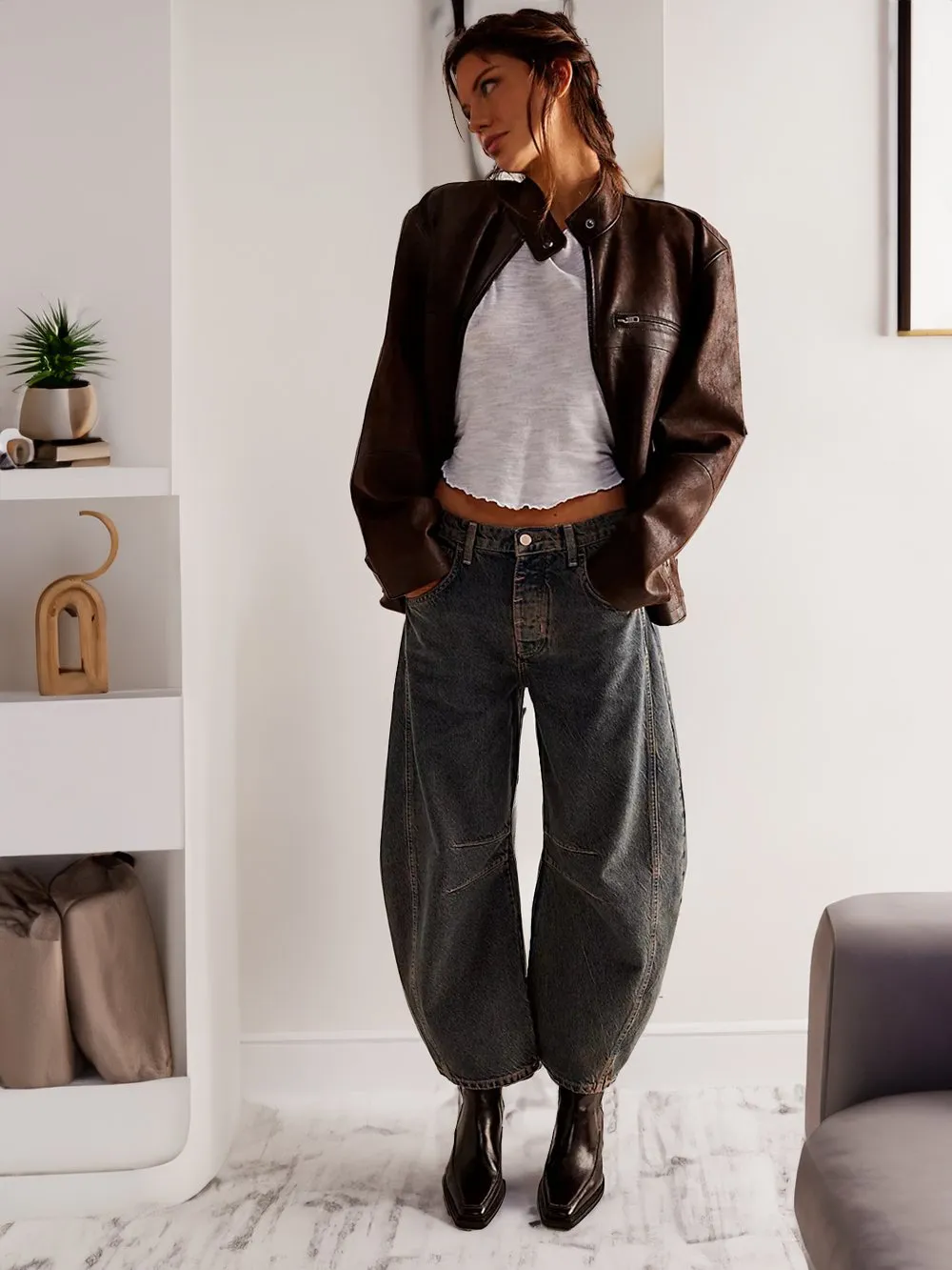 Casual and trendy mid-rise tube jeans