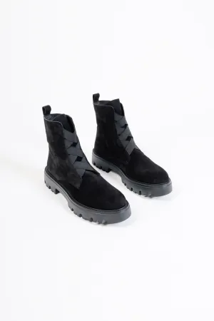 MARA BLACK - Extra Light Ankle Boots with Elastics and Notched Soles