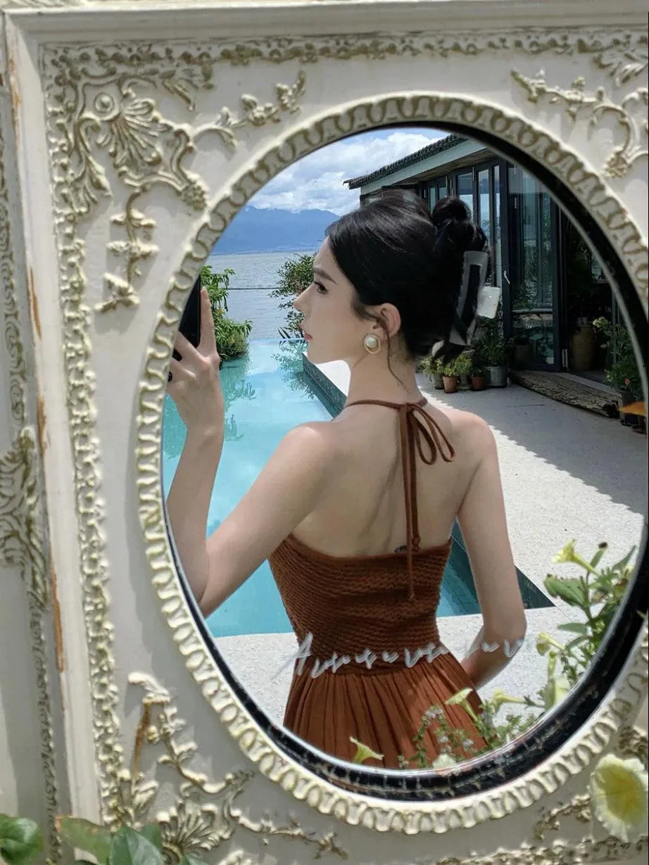 Seaside Halterneck Dress: Elegant Vacation Style