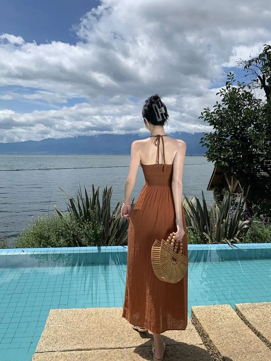 Seaside Halterneck Dress: Elegant Vacation Style
