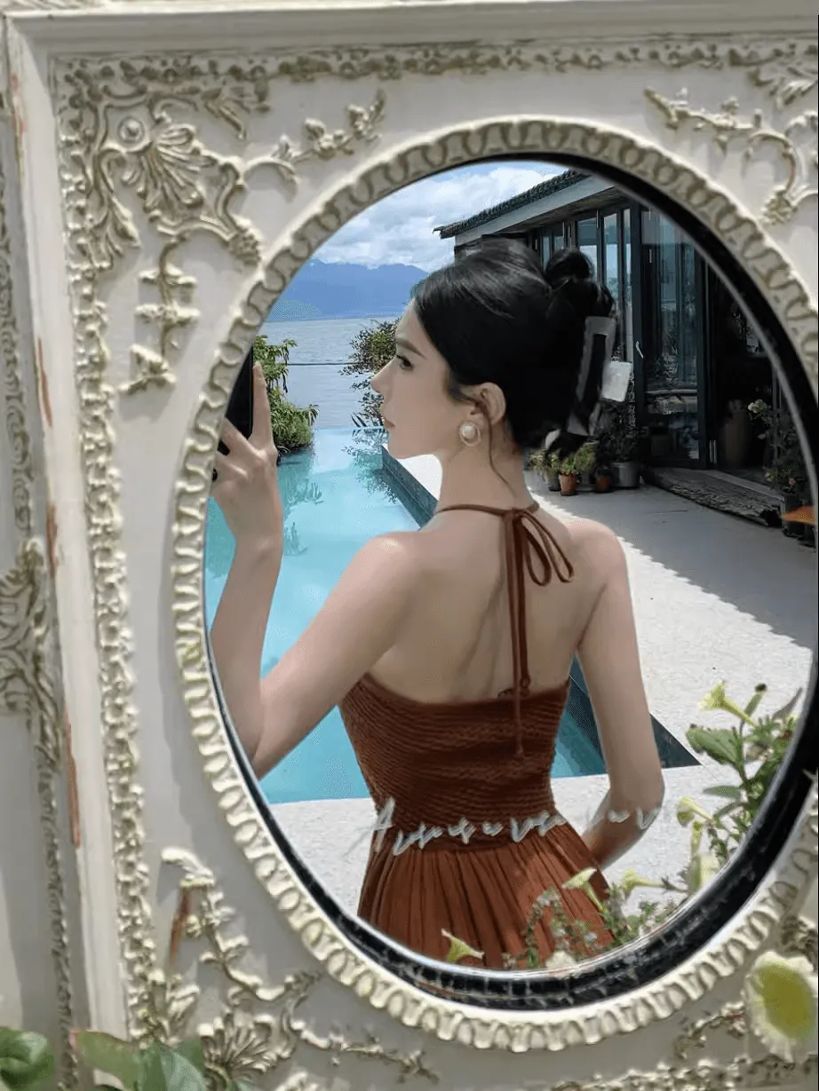 Seaside Halterneck Dress: Elegant Vacation Style
