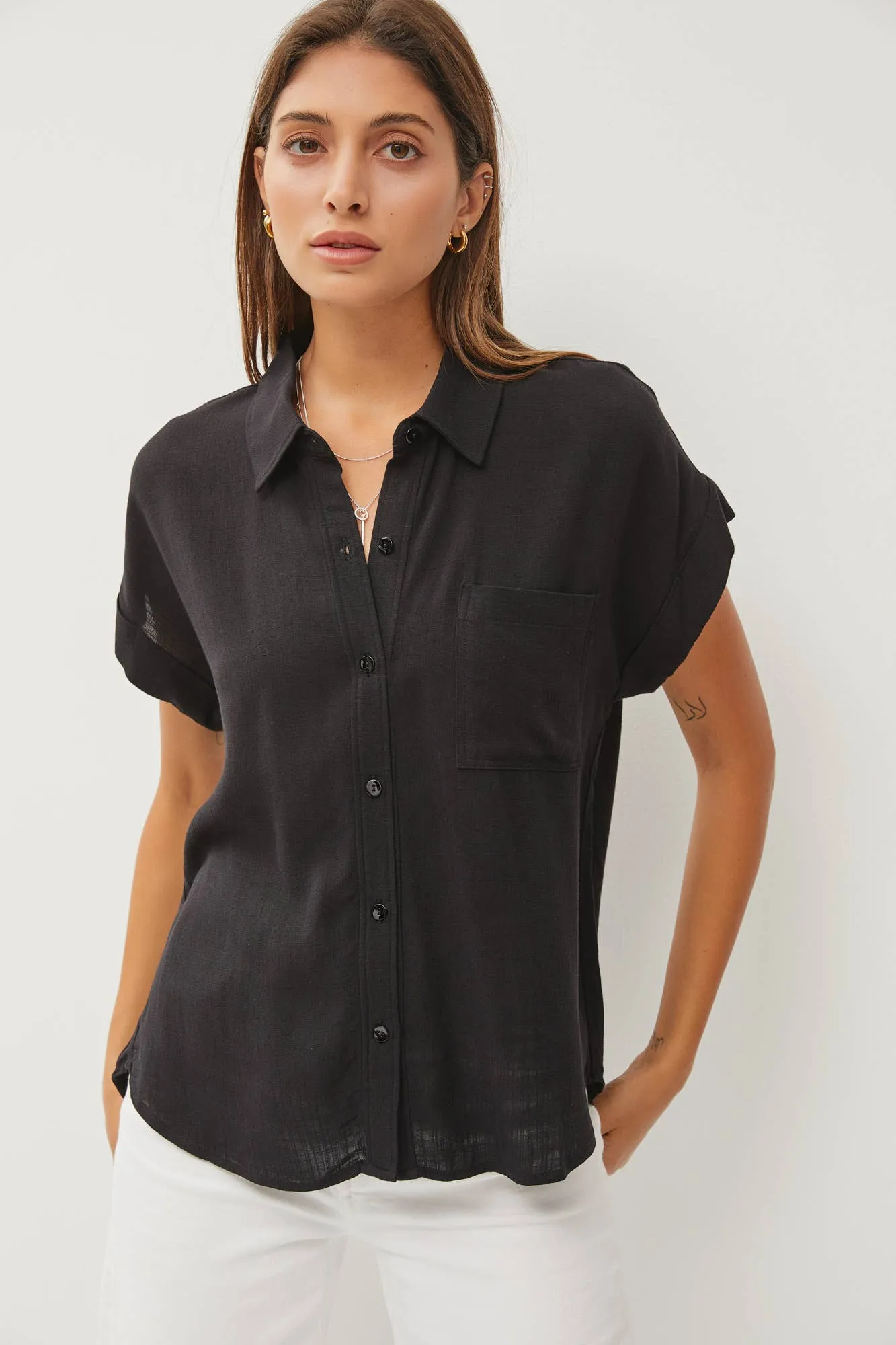 SOLID SHORT SLEEVE BUTTON DOWN SHIRT