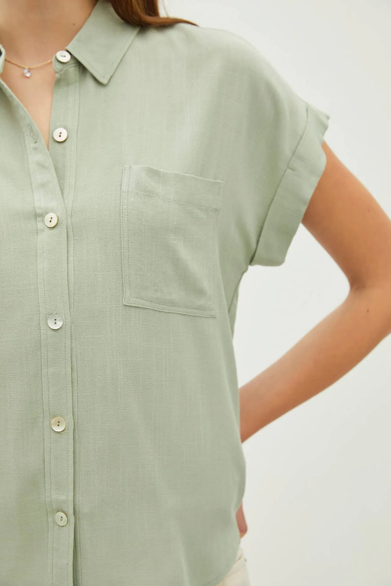 SOLID SHORT SLEEVE BUTTON DOWN SHIRT