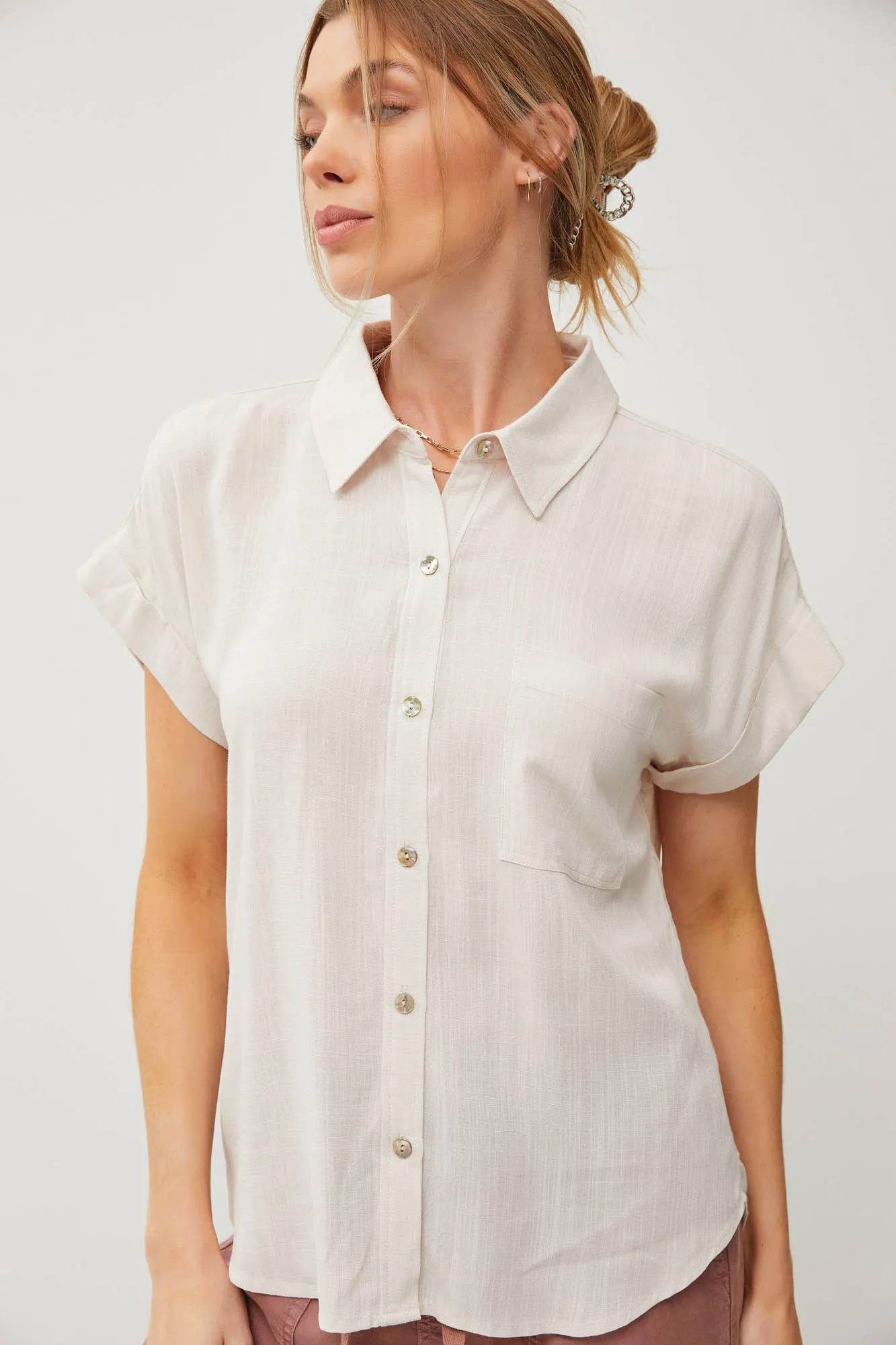 SOLID SHORT SLEEVE BUTTON DOWN SHIRT