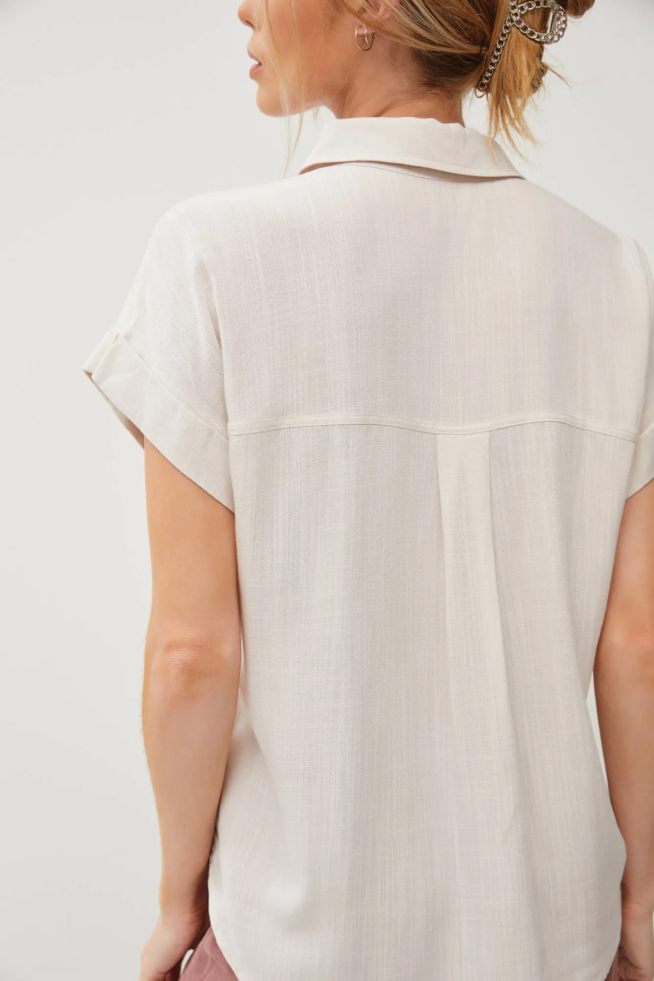 SOLID SHORT SLEEVE BUTTON DOWN SHIRT