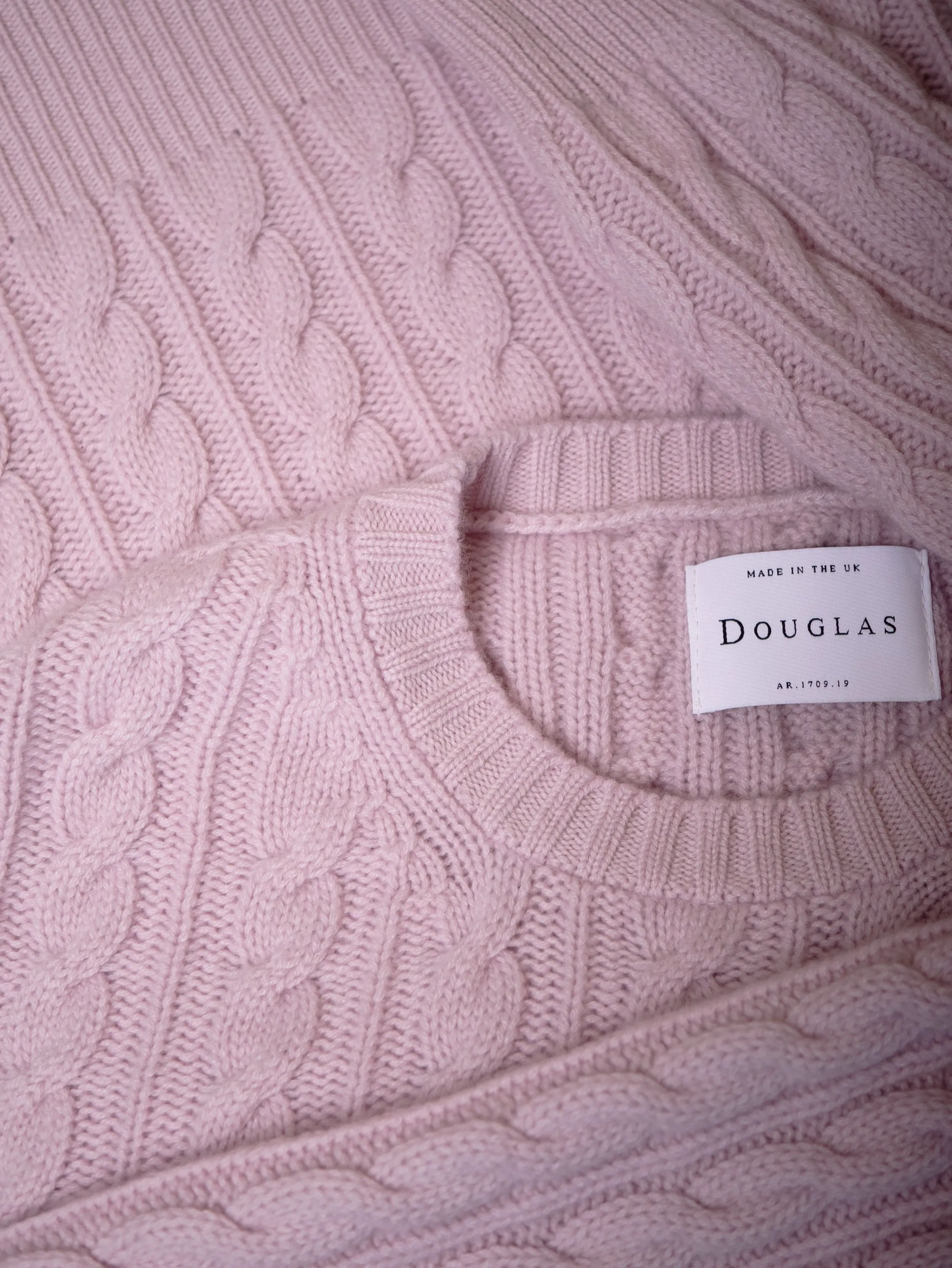 THE CABLEKNIT CREW<br>SOFT PINK