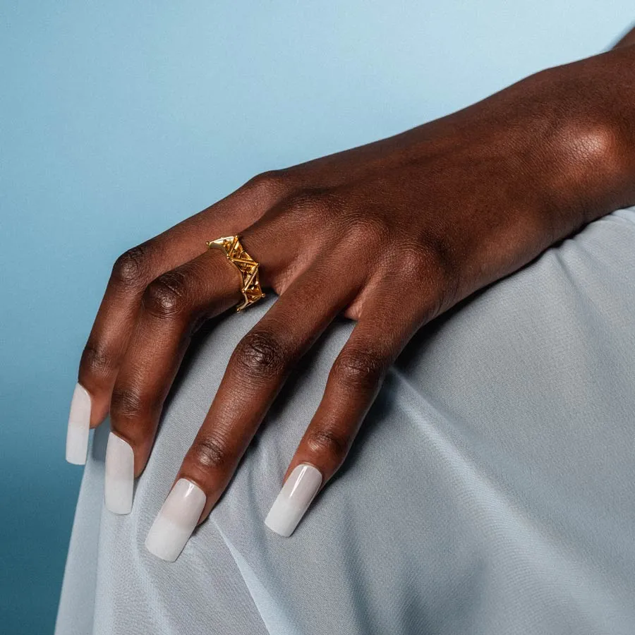 VIKTOR. Gothic Trefoil Ring Band - Gold